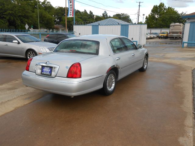 Lincoln Town Car 2001 photo 2