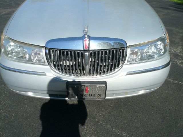 Lincoln Town Car 2001 photo 2