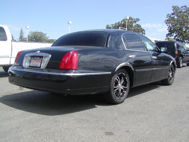 Lincoln Town Car 2001 photo 2