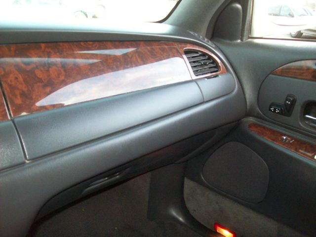 Lincoln Town Car 2001 photo 16