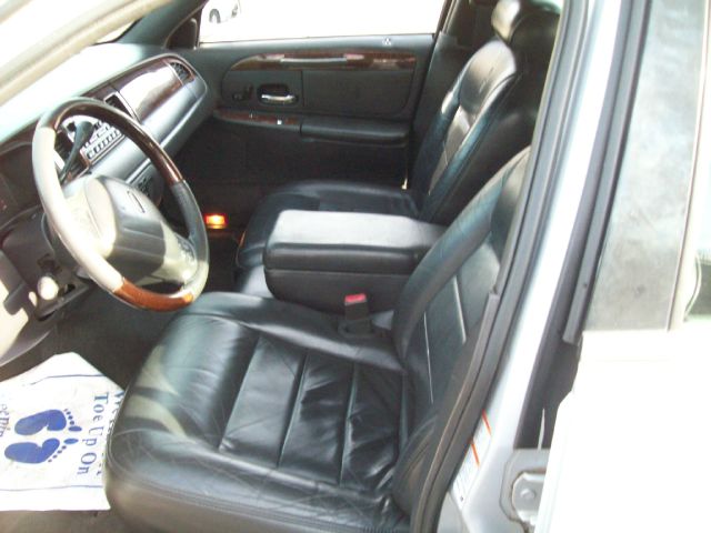 Lincoln Town Car 2001 photo 2