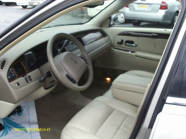 Lincoln Town Car 2001 photo 2