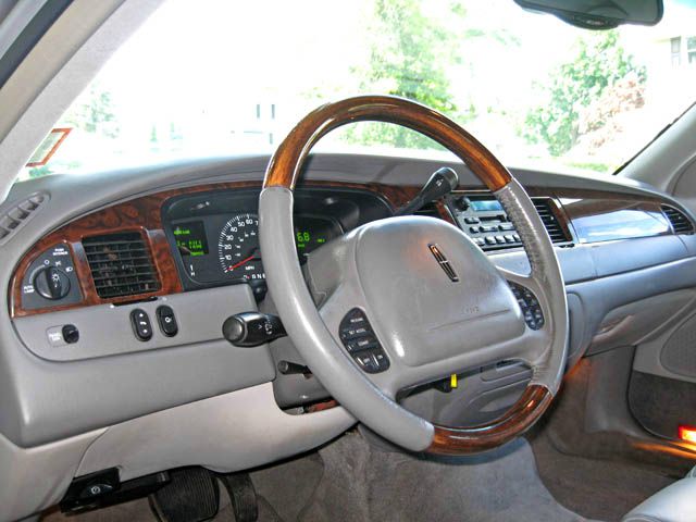 Lincoln Town Car 2001 photo 1