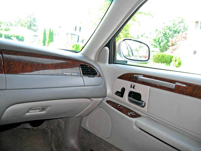 Lincoln Town Car 2001 photo 2