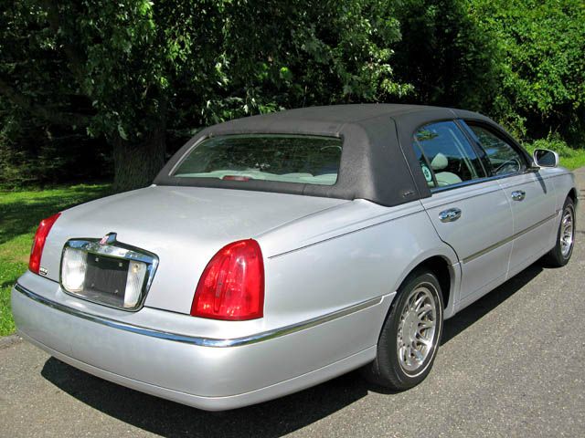 Lincoln Town Car 2001 photo 3