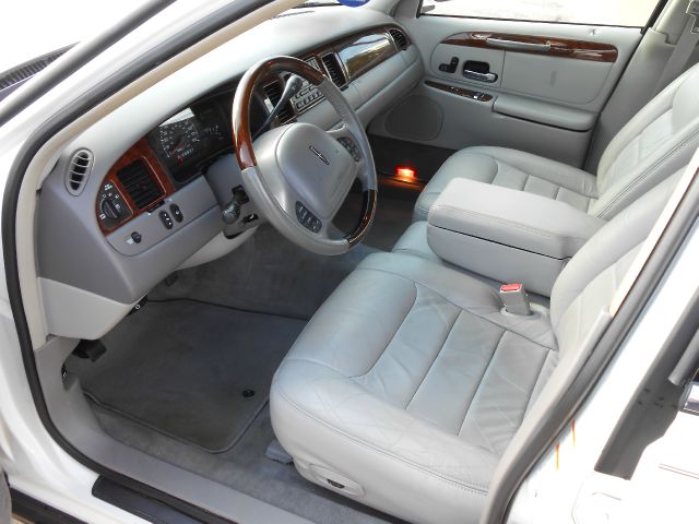 Lincoln Town Car 2001 photo 1