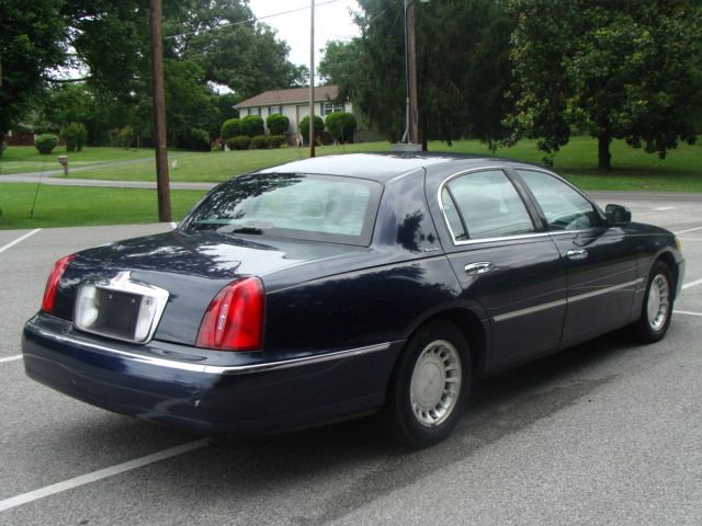 Lincoln Town Car DOWN 4.9 WAC Sedan