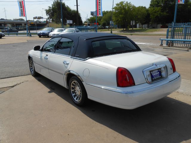 Lincoln Town Car 2001 photo 2