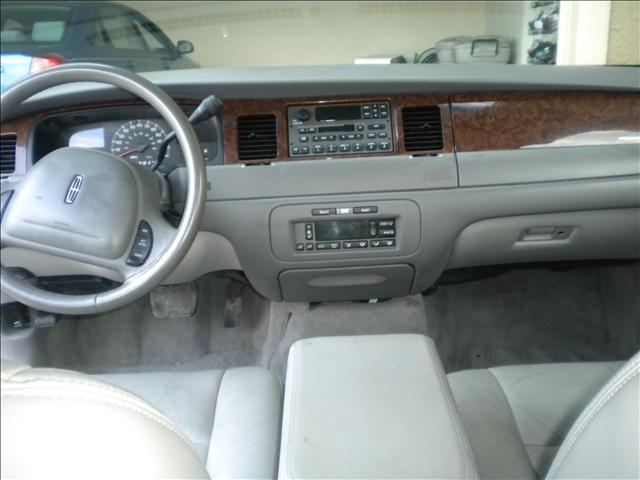 Lincoln Town Car 2001 photo 2