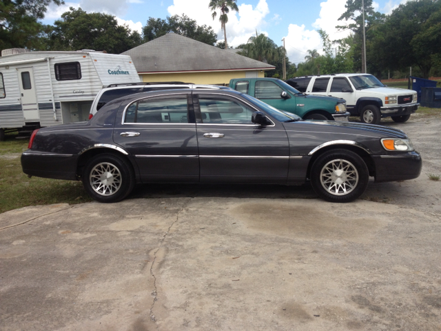 Lincoln Town Car 2001 photo 2