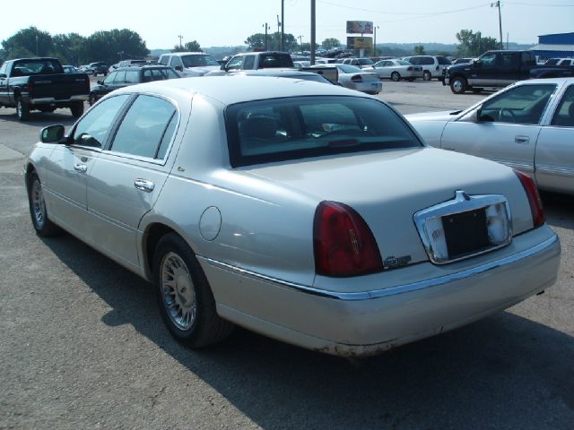 Lincoln Town Car 2001 photo 2