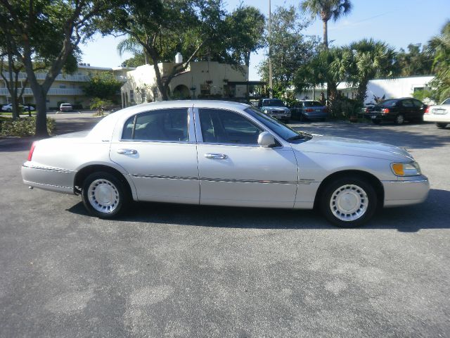 Lincoln Town Car 2001 photo 1