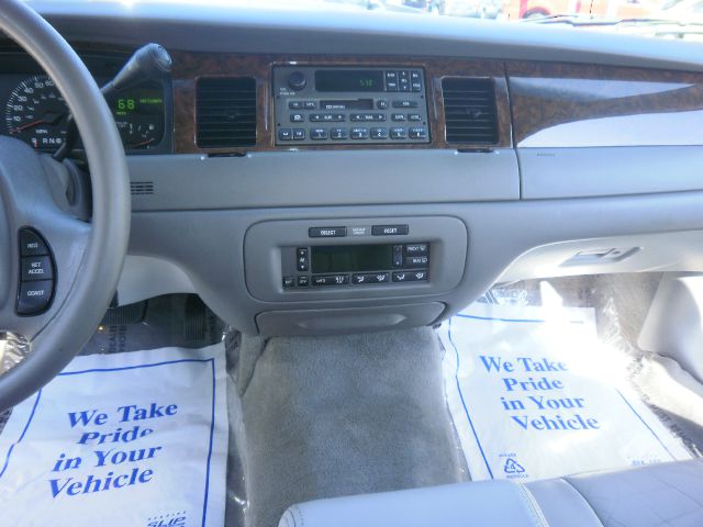 Lincoln Town Car 2001 photo 11