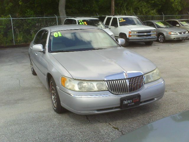 Lincoln Town Car 2001 photo 2