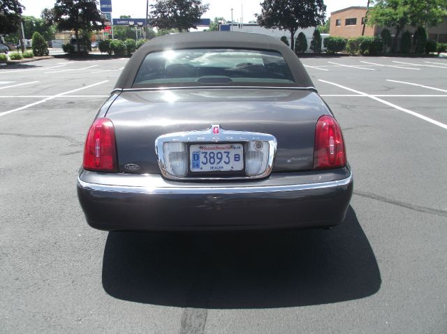 Lincoln Town Car 2001 photo 2