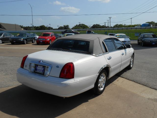 Lincoln Town Car 2001 photo 2