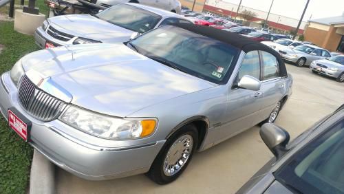 Lincoln Town Car 2001 photo 2