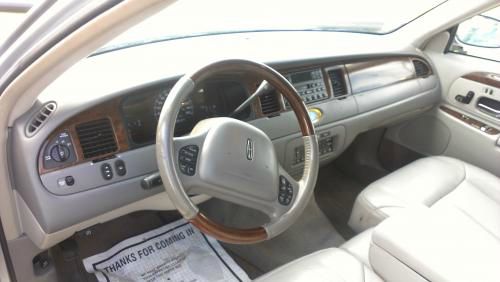 Lincoln Town Car 2001 photo 3