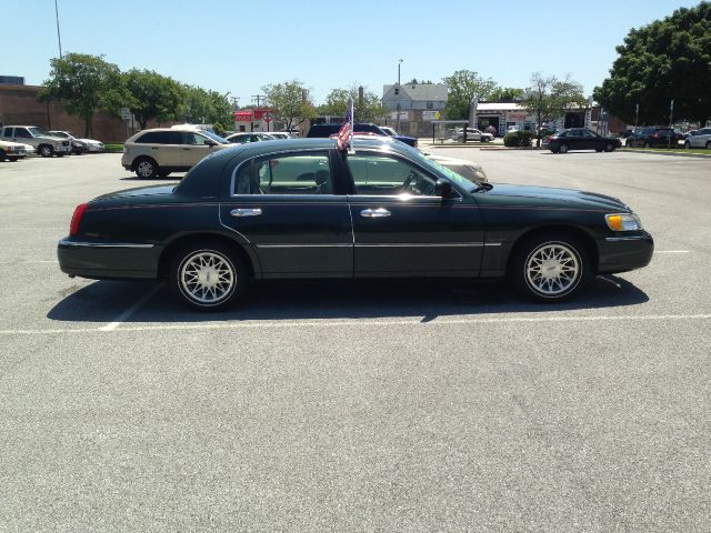 Lincoln Town Car 2002 photo 1