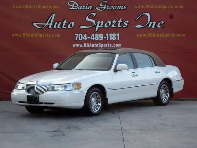 Lincoln Town Car 2002 photo 1