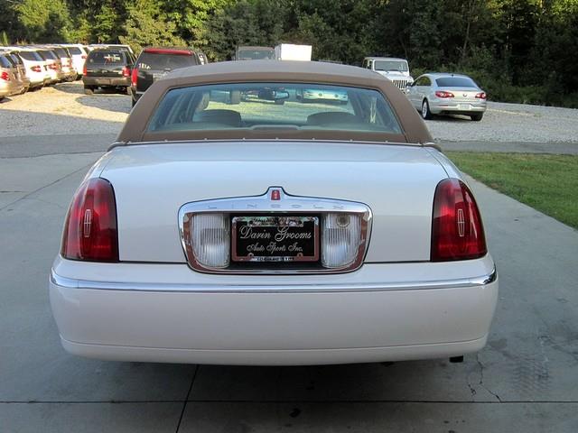 Lincoln Town Car 2002 photo 3