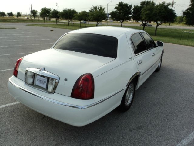 Lincoln Town Car 2002 photo 1