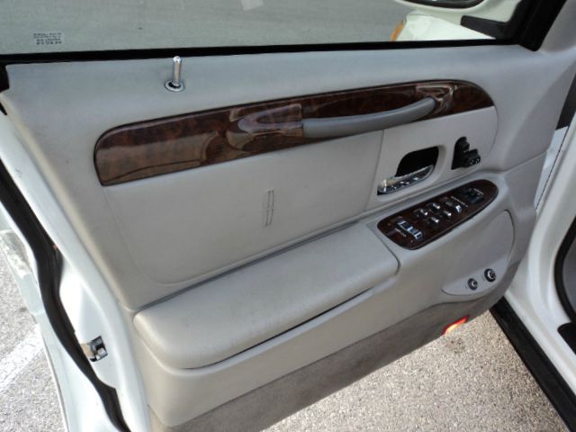 Lincoln Town Car 2002 photo 11