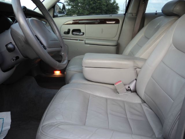 Lincoln Town Car 2002 photo 2