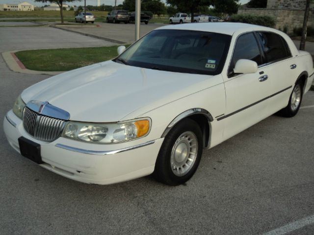 Lincoln Town Car 2002 photo 3