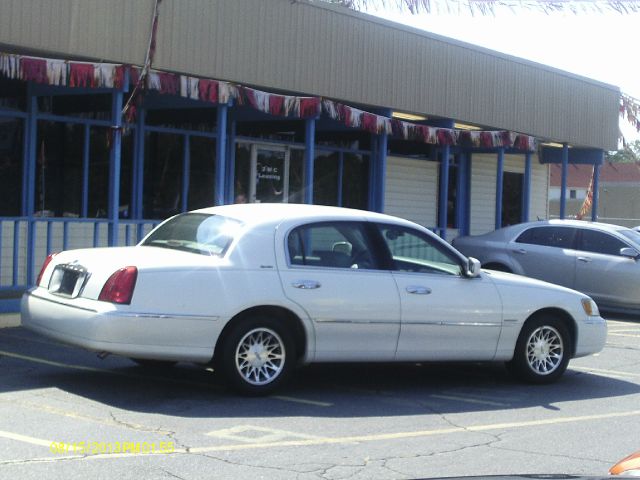 Lincoln Town Car 2002 photo 1