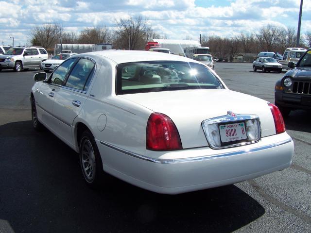 Lincoln Town Car 2002 photo 2