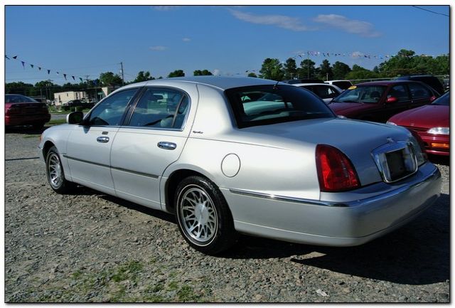 Lincoln Town Car 2002 photo 2