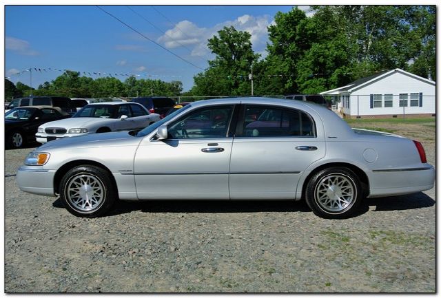 Lincoln Town Car 2002 photo 3