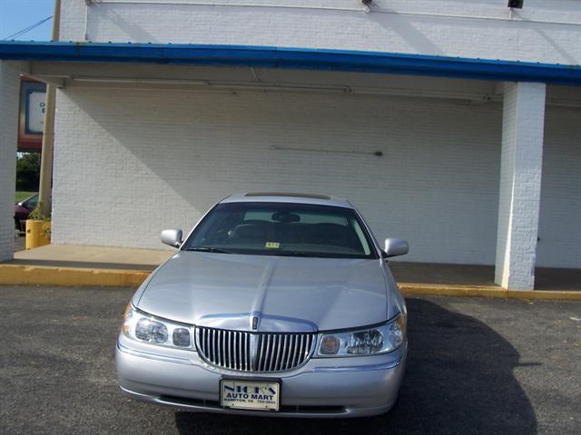 Lincoln Town Car 4WD Supercrew 145 XL Sedan