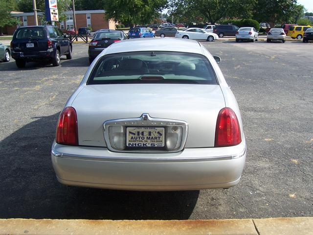 Lincoln Town Car 2002 photo 3