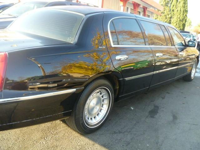 Lincoln Town Car 2002 photo 2