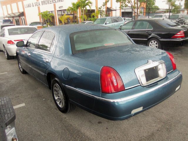 Lincoln Town Car 2002 photo 2