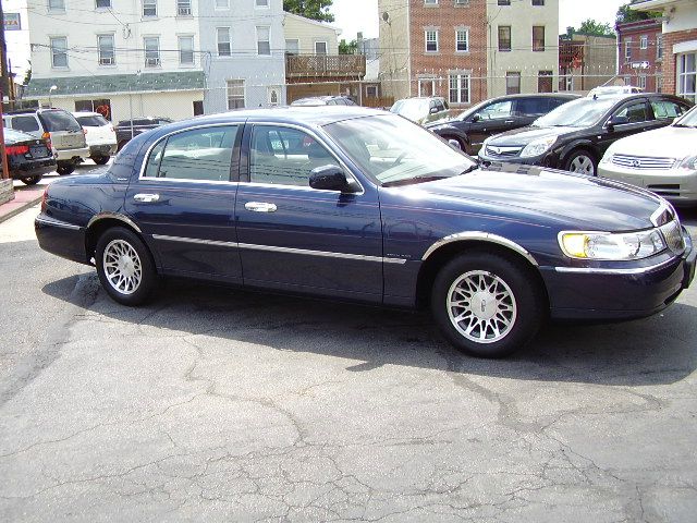 Lincoln Town Car 2002 photo 2