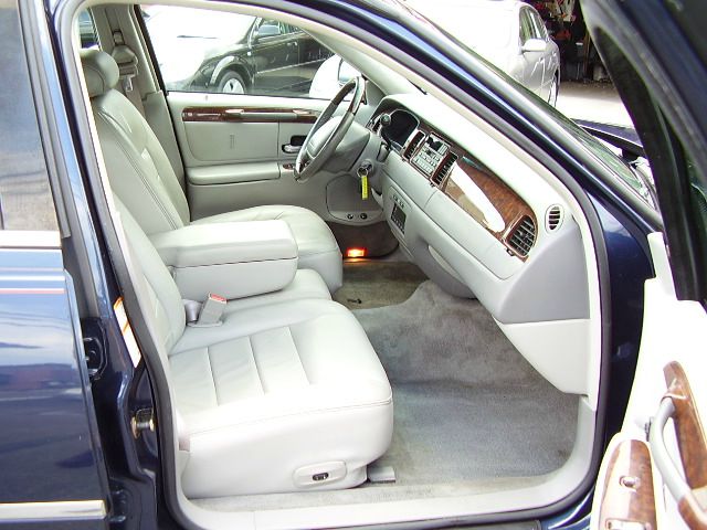 Lincoln Town Car 2002 photo 4