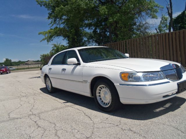 Lincoln Town Car 2002 photo 1