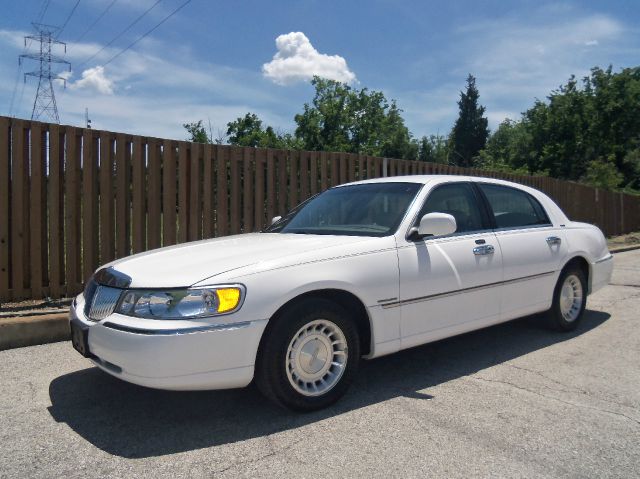 Lincoln Town Car 2002 photo 2