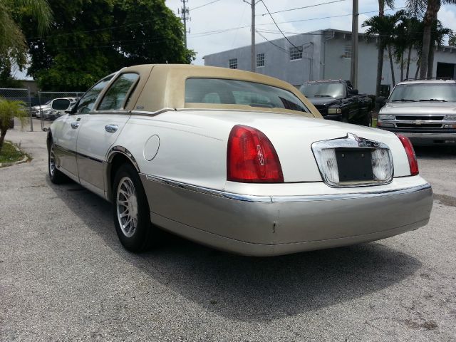 Lincoln Town Car DOWN 4.9 WAC Sedan