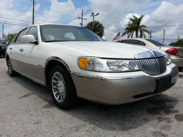 Lincoln Town Car 2002 photo 2