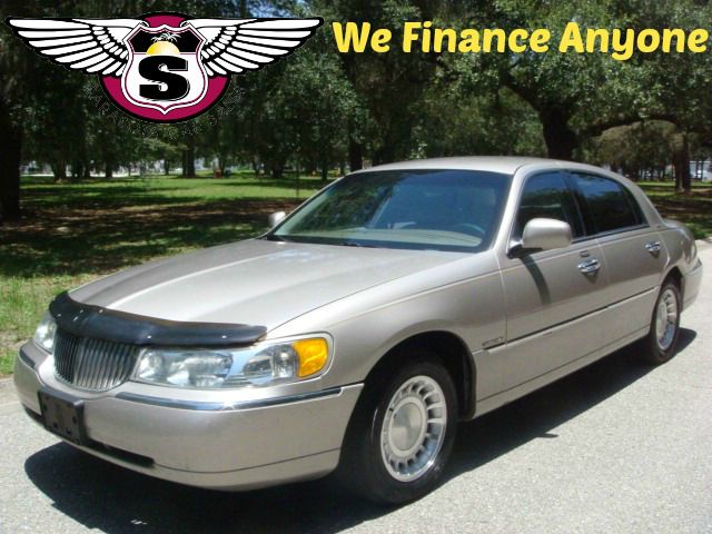 Lincoln Town Car 2002 photo 2