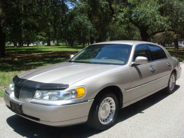 Lincoln Town Car 2002 photo 3