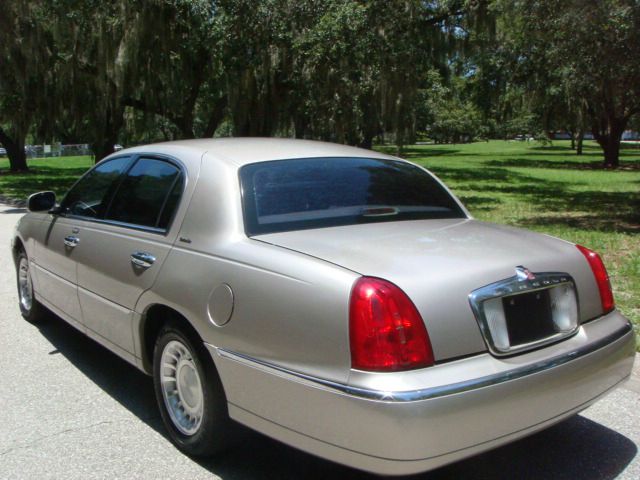 Lincoln Town Car 2002 photo 4