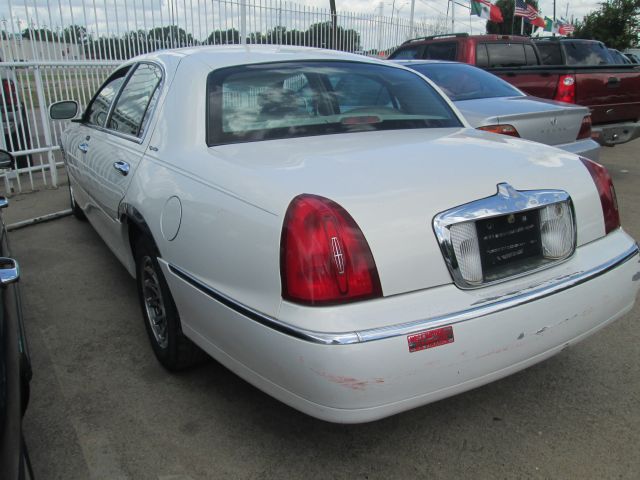 Lincoln Town Car 2002 photo 2