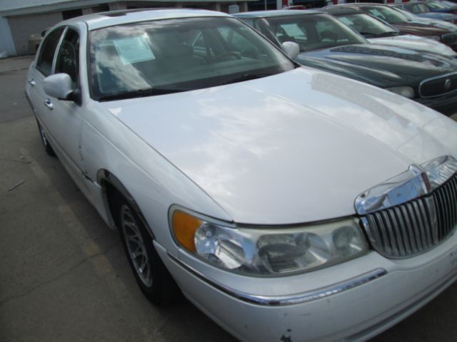 Lincoln Town Car 2002 photo 3