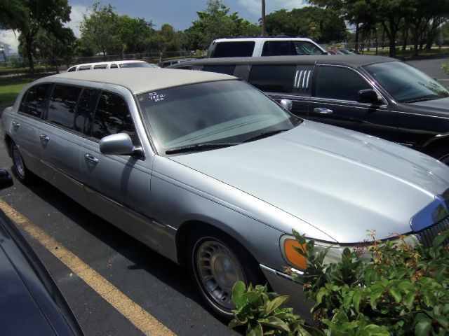 Lincoln Town Car 2002 photo 1