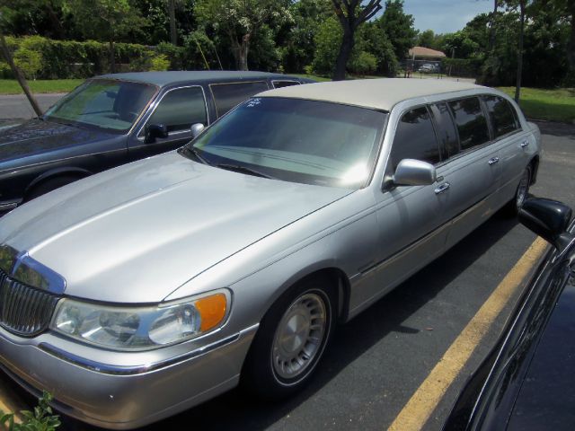 Lincoln Town Car 2002 photo 2